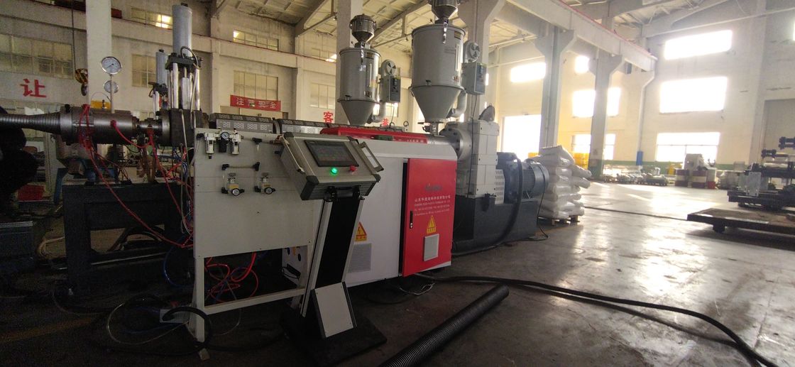 خط اکستروژن لوله موجدار دو جداره اتوماتیک با سیستم کنترل PLC پیشرفته و قالب های 28/36 جفتی برای محدوده قطر لوله 50 میلی متر تا 200 میلی متر